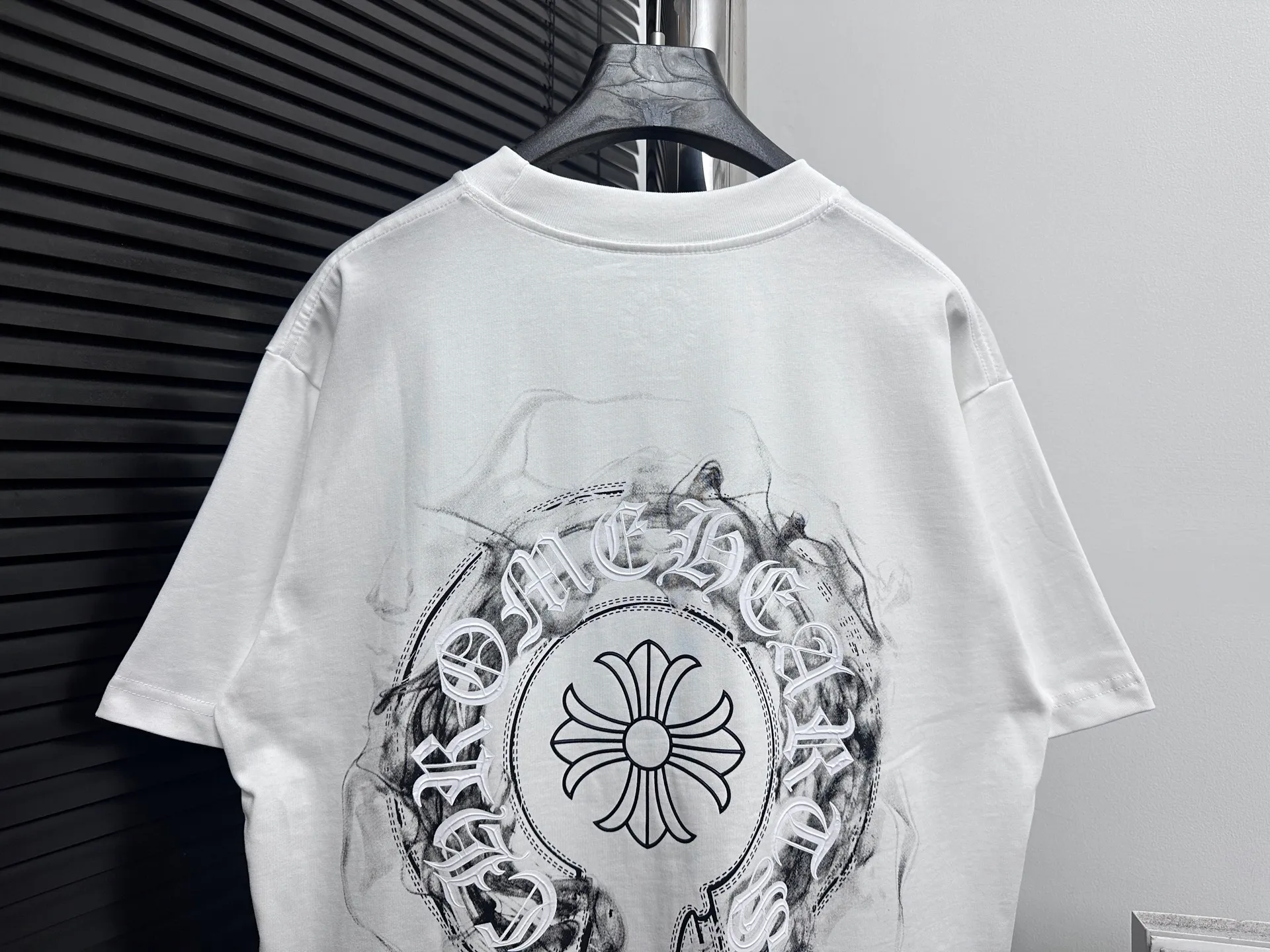 🅿️180 [ChromeHearts] ChromeHearts 24ss horseshoe pulped round neck T-shirt. Original fabric. Official same style. Short-sleeved T-shirt. Customized 260g same vat dyed fabric. Very comfortable to touch. Latest brick cabinet synchronization for spring and summer. Fashionable and personalized. Super versatile and good-looking. Very suitable for both men and women. Must-have style. Tag. Collar label. Washed wheat. Three labels complete. Color: black white. Size: XS-L.